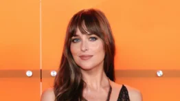 Actriz Dakota Johnson comparte el secreto de su piel perfecta: sencillo método casero a muy bajo costo