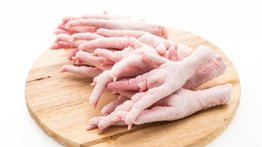Ni frutas ni verduras: comer patas de pollo fortalece el sistema inmunológico