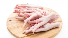 Ni frutas ni verduras: comer patas de pollo fortalece el sistema inmunológico