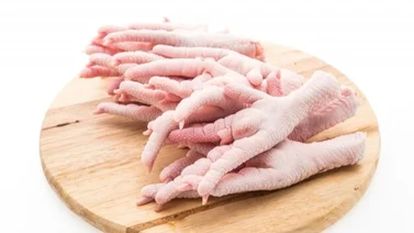 Ni frutas ni verduras: comer patas de pollo fortalece el sistema inmunológico