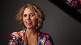 Pianista venezolana Gabriela Montero estrecha la mano del papa León tras un concierto en el Vaticano