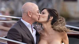 Jeff Bezos y Lauren Sánchez se lanzaron al agua: mira las fotos de su boda