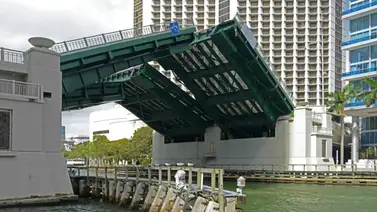 mujer-cae-puente-levadizo-miami mujer-cae-puente-levadizo-miami