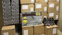 Arrestan a dos inmigrantes por intentar robar 104 pares de zapatos en California: tenían orden de deportación pendiente