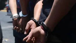 Policía de La Guaira detiene a dos hombres por hacer motopiruetas en la vía pública: el video se hizo viral