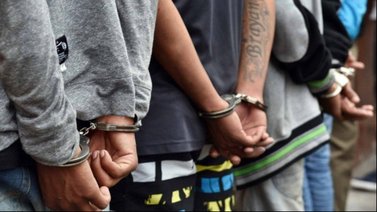 Caen dos venezolanos por cobro de préstamos extorsivos: irrumpen en una vivienda con armas de fuego