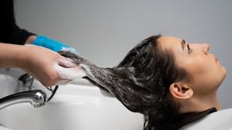 Añade las cáscaras de esta fruta en el champú y verás un milagro: deja tu cabello brillante y con mucho cuerpo