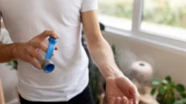 El líquido natural que al mezclarlo con el ajo produce un milagro en tu casa: obtienes un poderoso repelente contra insectos