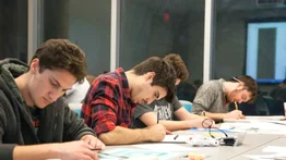 Becas de estudio en California: migrantes pueden titularse en periodismo con una ayuda especial