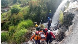 Padre e hijo mueren tras ser arrastrados por una quebrada en Mérida: cruzaban en moto una carretera