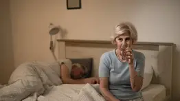 ¿Duermes menos con la edad? Esta es la razón científica del insomnio senil