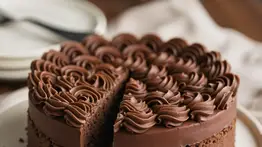 Esponjosa y deliciosa torta de chocolate: aprende a prepararla con cinco ingredientes