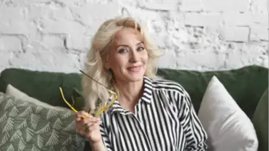 Elegancia después de los 60: claves de los expertos para lucir canas con estilo Elegancia después de los 60: claves de los expertos para lucir canas con estilo