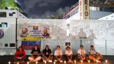 Familiares de privados de libertad realizan vigilia frente a El Helicoide Familiares de privados de libertad realizan vigilia frente a El Helicoide