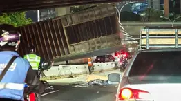 Accidente múltiple en la autopista Gran Cacique Guaicaipuro: contenedor de gandola aplastó una camioneta