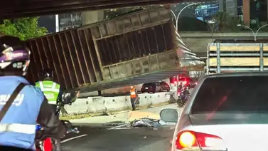 Accidente múltiple en la autopista Gran Cacique Guaicaipuro: contenedor de gandola aplastó una camioneta Accidente múltiple en la autopista Gran Cacique Guaicaipuro: contenedor de gandola aplastó una camioneta
