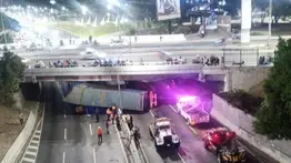 Identifican a las víctimas de trágico accidente en la autopista Gran Cacique Guaicaipuro: contenedor de gandola aplastó una camioneta