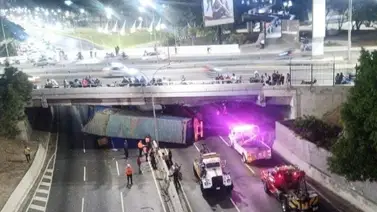 Identifican a las víctimas de trágico accidente en la autopista Gran Cacique Guaicaipuro: contenedor de gandola aplastó una camioneta Identifican a las víctimas de trágico accidente en la autopista Gran Cacique Guaicaipuro: contenedor de gandola aplastó una camioneta