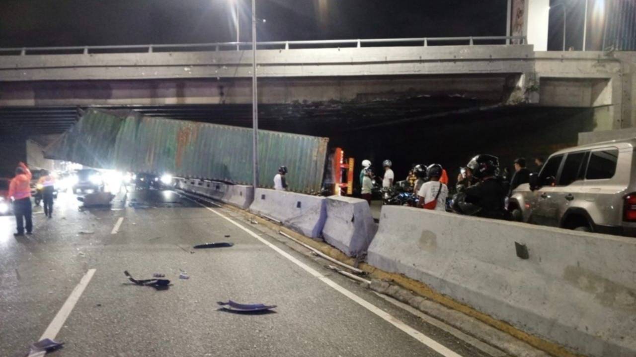 Identifican a las víctimas de trágico accidente en la autopista Gran Cacique Guaicaipuro: contenedor de gandola aplastó una camioneta