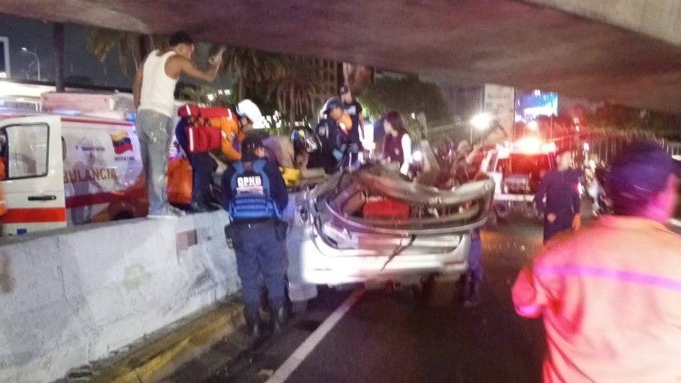 Identifican a las víctimas de trágico accidente en la autopista Gran Cacique Guaicaipuro: contenedor de gandola aplastó una camioneta
