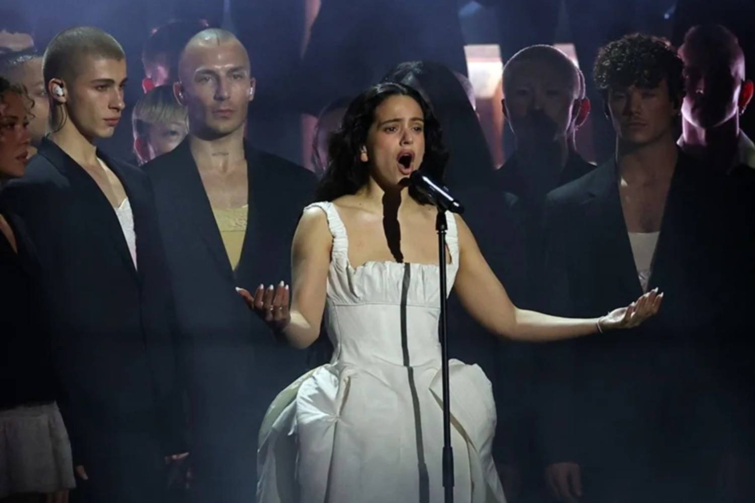 Rosalía se toma un descanso obligado: la razón que aleja a la cantante de los escenarios