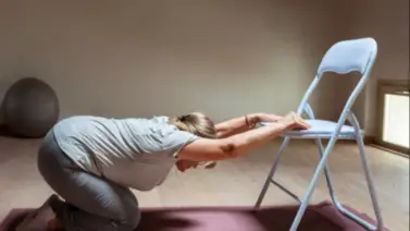 Pilates en silla para mayores de 60 años: una alternativa sencilla y eficaz para fortalecer el abdomen Pilates en silla para mayores de 60 años: una alternativa sencilla y eficaz para fortalecer el abdomen