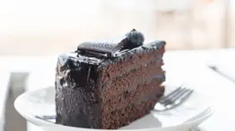 ¿Sabes qué es el pastel de terciopelo negro?: Te compartimos la receta de este delicioso bizcocho en capas