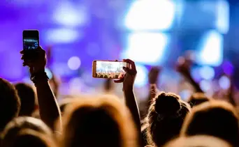 Descubre cuál cantante prohíbe el uso de celulares en su concierto