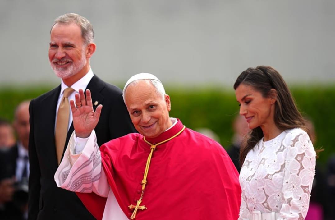 ¡En video! ​El papa León XIV llega a  Madrid y sorprende al hablar de su equipo de fútbol favorito: así lo recibieron 