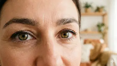 El dilema de las canas en las cejas: cómo tratarlas correctamente y qué errores debes evitar por completo El dilema de las canas en las cejas: cómo tratarlas correctamente y qué errores debes evitar por completo