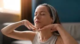 Cuello sin arrugas: el método 100% natural que borra las líneas de la edad