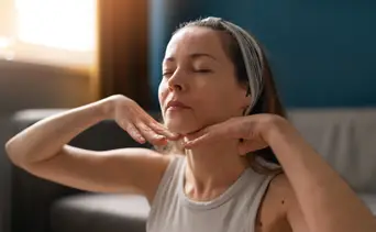 Cuello sin arrugas: el método 100% natural que borra las líneas de la edad