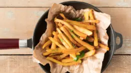 Papas fritas perfectas: el truco científico para que queden muy crujientes en la freidora de aire u horno