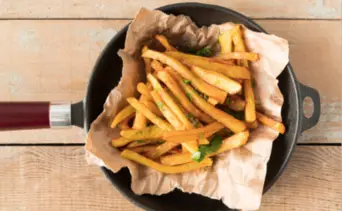 Papas fritas perfectas: el truco científico para que queden muy crujientes en la freidora de aire u horno