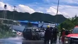 En video: incendio de un vehículo en la ARC deja tres heridos