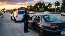 Avanza el ICE en Florida: cómo una parada de tránsito puede terminar en una deportación