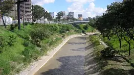Motorizado pierde el control, choca y cae al río Guaire: bomberos hallan el cuerpo