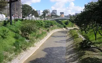 Motorizado pierde el control, choca y cae al río Guaire: bomberos hallan el cuerpo