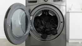 Ropa oscura impecable: el truco de lavado que evita las prendas descoloridas