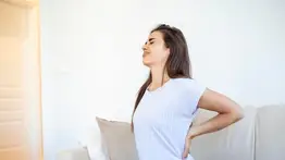 Duerme sin dolor: los 3 errores comunes en la cama que destruyen tu espalda