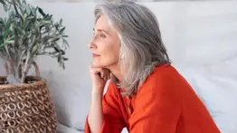 Tinte natural y efectivo para teñir las canas en casa: solo necesitas tres ingredientes para prepararlo