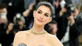 ¡Sorpresa! Anne Hathaway desata la locura tras confirmar su tercer embarazo a los 43 años