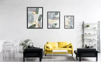 Paredes modernas: la tendencia que destrona a los cuadros tradicionales en el diseño de interiores