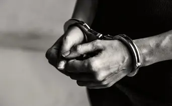 Detienen a un hombre tras darle una golpiza a su hijo de 7 años: así descubrieron el maltrato