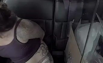 Imágenes sensibles en video: mujer de Florida en ropa interior fue abofeteada por un agente 