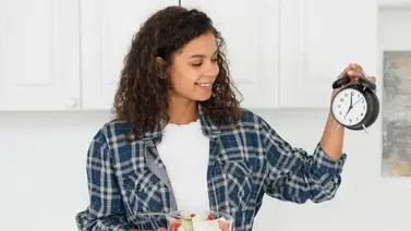 Científicos comparten la hora idónea para cenar: favorece la digestión y el descanso Científicos comparten la hora idónea para cenar: favorece la digestión y el descanso