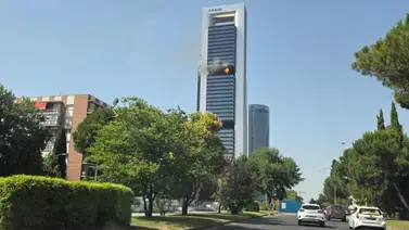 Incendio de la Torre Moeve: evacúan complejo financiero de Madrid Incendio de la Torre Moeve: evacúan complejo financiero de Madrid