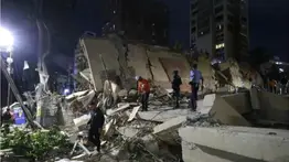 Joven permanece atrapada entre los escombros de edificio colapsado en Chacao