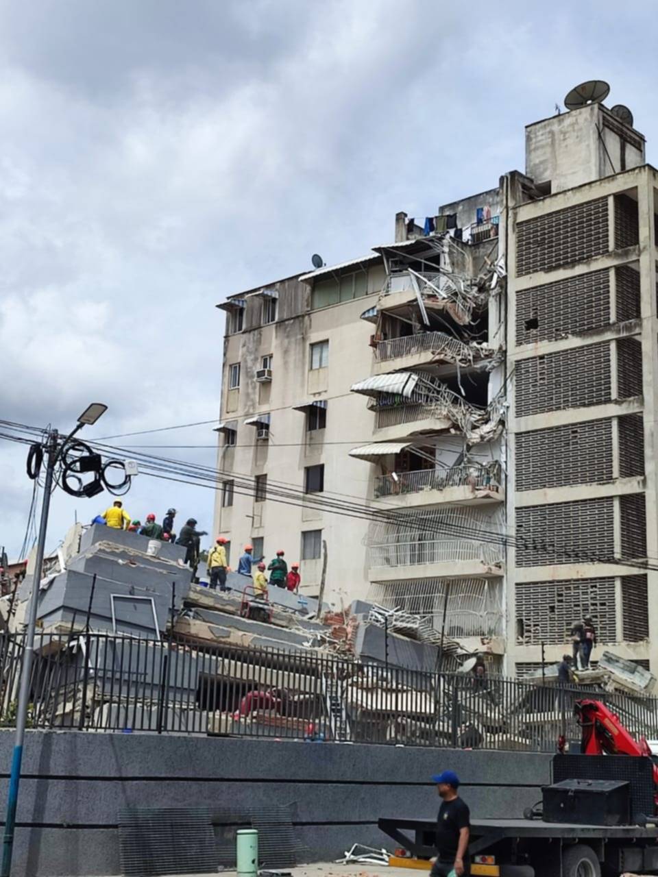 Caracas: Nueve personas permanecen bajo los escombros en Las Fuentes Caracas: Nueve personas permanecen bajo los escombros en Las Fuentes