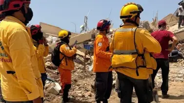 ¡Asombroso! Así rescataron a una niña y a su madre de los escombros en La Guaira ¡Asombroso! Así rescataron a una niña y a su madre de los escombros en La Guaira